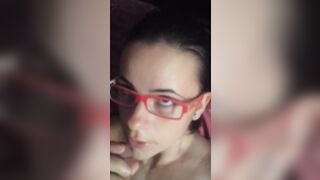 Fidanzata con occhiali italiana prende la sborra in faccia