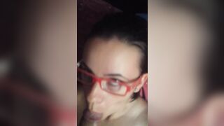 Fidanzata con occhiali italiana prende la sborra in faccia