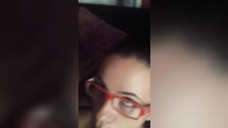 Fidanzata con occhiali italiana prende la sborra in faccia