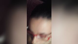 Fidanzata con occhiali italiana prende la sborra in faccia