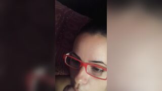 Fidanzata con occhiali italiana prende la sborra in faccia