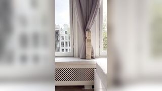 Lail4 si masturba con dildo alla finestra