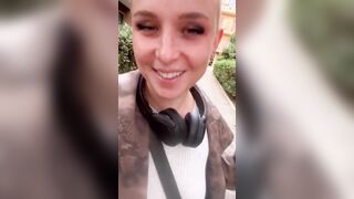 Senza slip all'aperto ragazza italiana