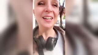 Senza slip all'aperto ragazza italiana