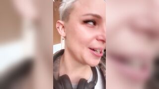 Senza slip all'aperto ragazza italiana