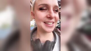 Senza slip all'aperto ragazza italiana