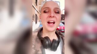 Senza slip all'aperto ragazza italiana