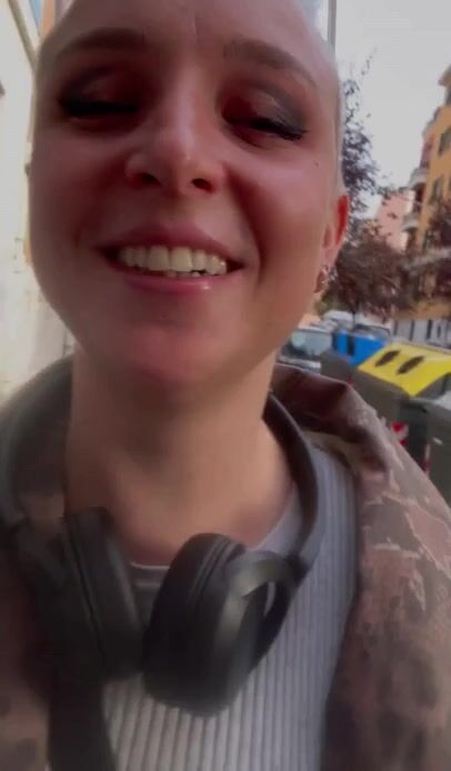 Senza slip all'aperto ragazza italiana