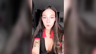 Tettona tatuata con tette siliconate si spoglia e masturba in live OF