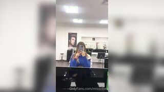 Dal parrucchiere Milf italiana senza slip