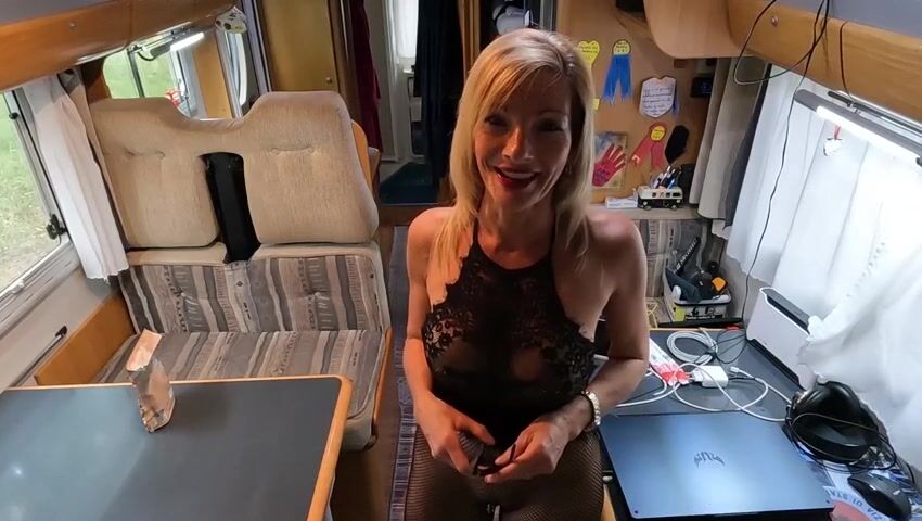 Milf italiana tettona in cucina