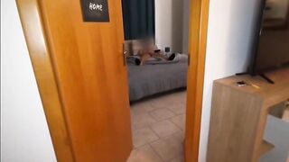 Beccato a segarsi dalla sorellastra che lo spompina