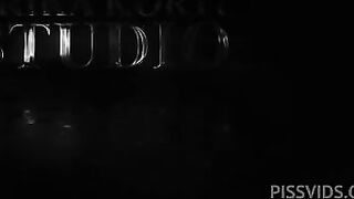 Lady Ana beve il piscio doppio anale gang bang interraziale