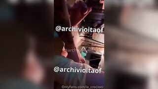 La Crocioni fa una sega sega e un bel pompino a due amici