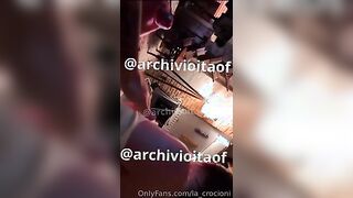 La Crocioni fa una sega sega e un bel pompino a due amici