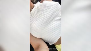 Milf bionda flash tette in macchina