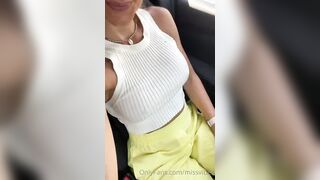 Milf bionda flash tette in macchina