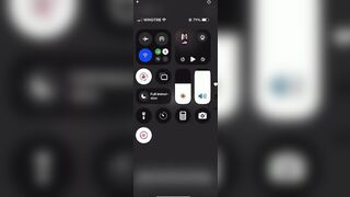 Laura mano nei pantaloni ditalino OF