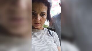 Lo ha bello grosso glielo faccio un bel pompino salivoso col soffoco qui all'aperto