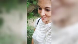 Lo ha bello grosso glielo faccio un bel pompino salivoso col soffoco qui all'aperto