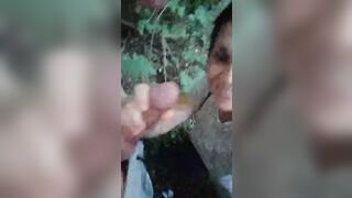 Lo ha bello grosso glielo faccio un bel pompino salivoso col soffoco qui all'aperto