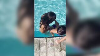 Shinra in piscina con l'amica si toccano le tette