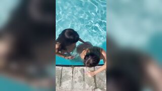 Shinra in piscina con l'amica si toccano le tette