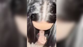 Mi fa un pompino e mi lecca le palle con sua sorella in camera