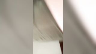 Studentessa in perizoma con bel culone