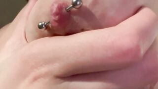 V1violix bella tettona italiana con piercing al capezzolo OF