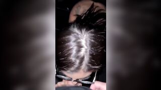 Troia al club scambisti succhia il cazzo