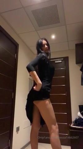 Alessia mostra il culo e le sue tette