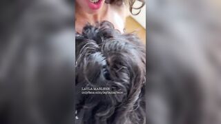 Leccando le tette all'amica lesbica