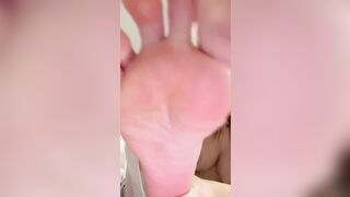 Ti stai segando con una ragazzina di 19 anni sfigato?