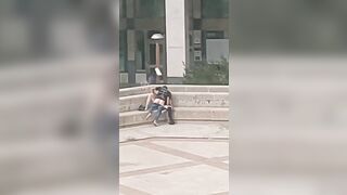 STO VIDEO VA FATTO GIRARE - Coppia esibizionista italiana scopa davanti alla pizzeria