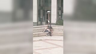 STO VIDEO VA FATTO GIRARE - Coppia esibizionista italiana scopa davanti alla pizzeria