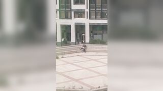 STO VIDEO VA FATTO GIRARE - Coppia esibizionista italiana scopa davanti alla pizzeria