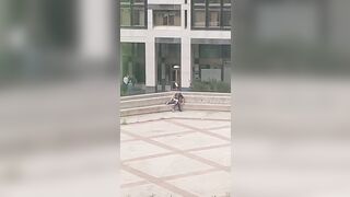 STO VIDEO VA FATTO GIRARE - Coppia esibizionista italiana scopa davanti alla pizzeria