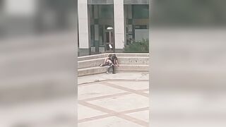 STO VIDEO VA FATTO GIRARE - Coppia esibizionista italiana scopa davanti alla pizzeria