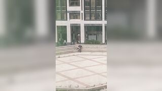 STO VIDEO VA FATTO GIRARE - Coppia esibizionista italiana scopa davanti alla pizzeria