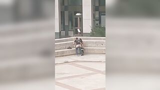 STO VIDEO VA FATTO GIRARE - Coppia esibizionista italiana scopa davanti alla pizzeria