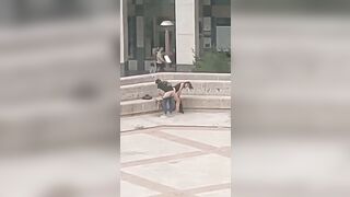 STO VIDEO VA FATTO GIRARE - Coppia esibizionista italiana scopa davanti alla pizzeria