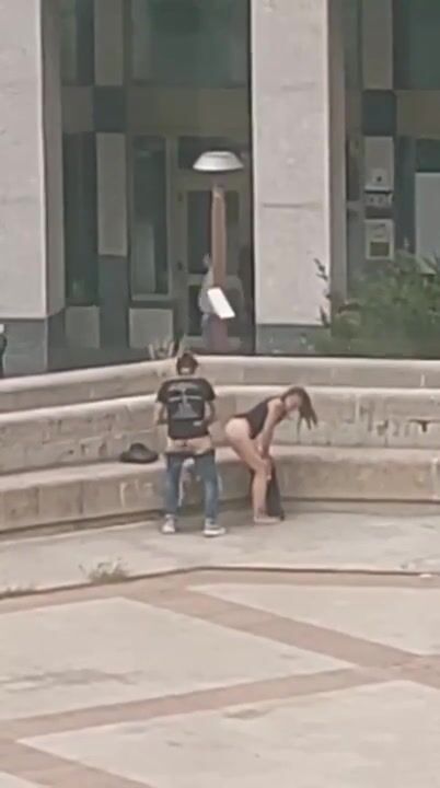 STO VIDEO VA FATTO GIRARE - Coppia esibizionista italiana scopa davanti alla pizzeria