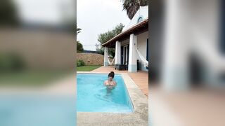 Mady nuda in piscina OF