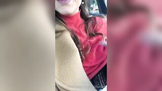 Milf bionda esce le sue belle tette in auto