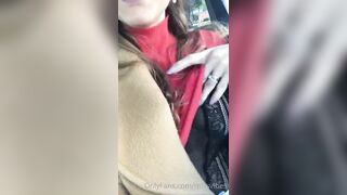 Milf bionda esce le sue belle tette in auto
