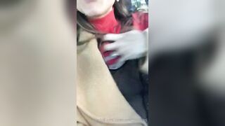 Milf bionda esce le sue belle tette in auto