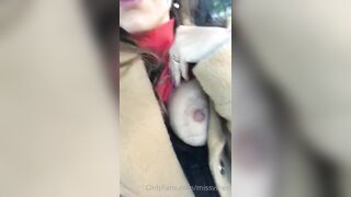 Milf bionda esce le sue belle tette in auto