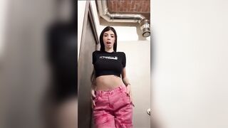 Ragazzi sono al ristorante e mentre aspetto la pizza vado a masturbarmi in bagno OF