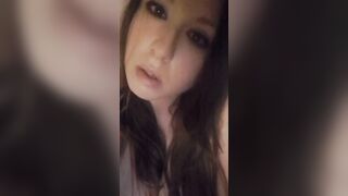 Riccardo me la dai la sborra? Mi riempi di sborra questo visino amore